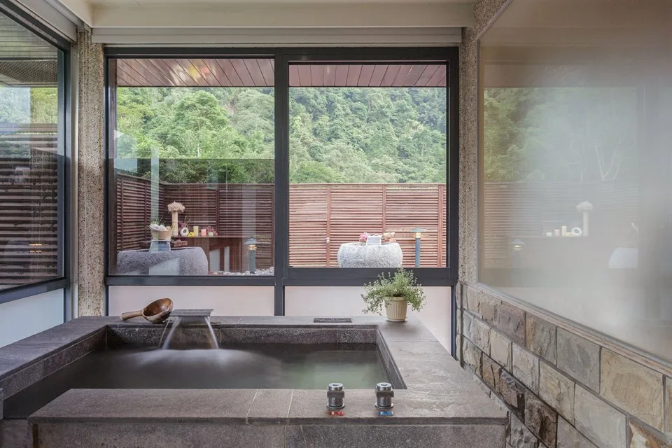 無論春賞花、夏賞螢或是暖湯洗禮，內灣尖石都是實踐四季泡湯生活的首選之地。參山處提供