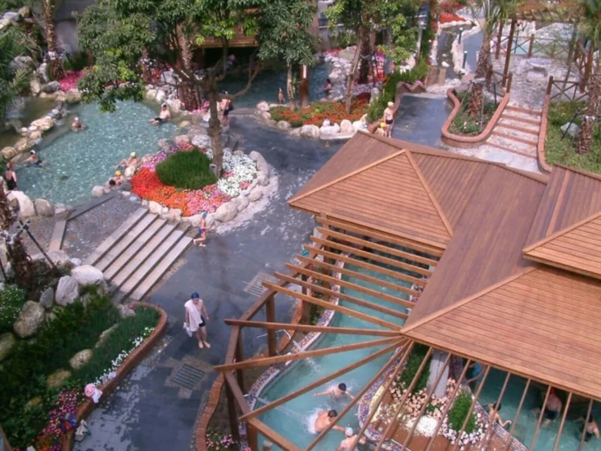 清泉溫泉屬無色無味的弱鹼性碳酸氫鈉泉，洗後肌膚觸感滑潤清爽。參山處提供