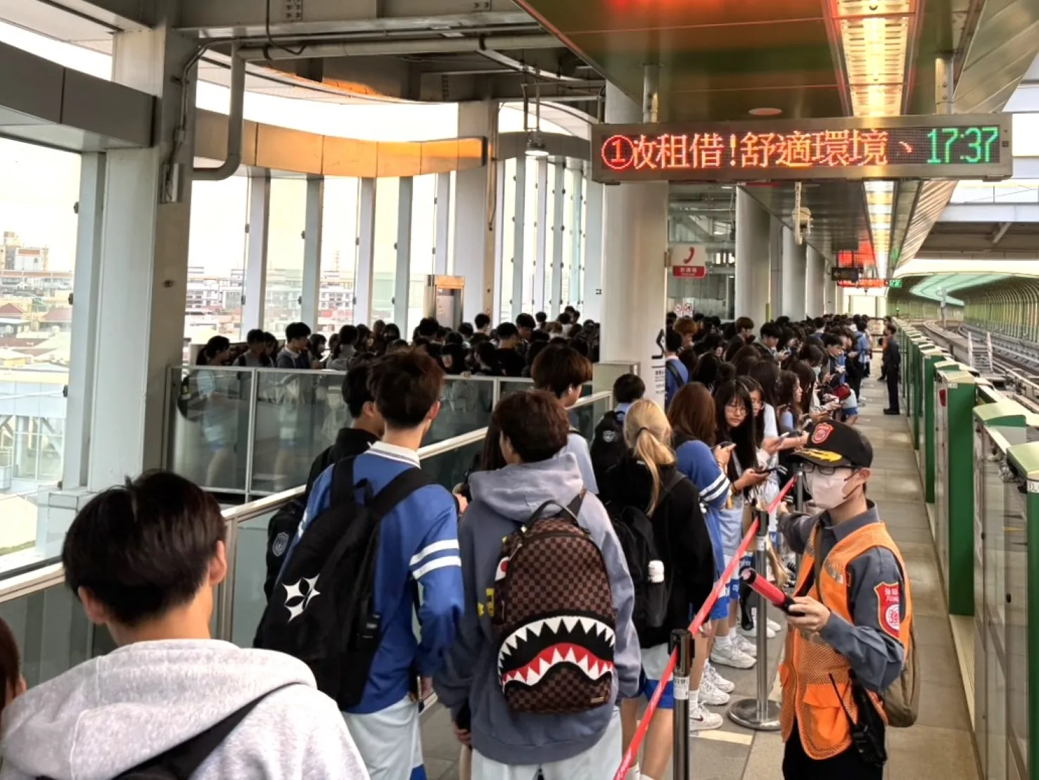 台中捷運綠線列車運量持續增加，通學族多。中捷提供