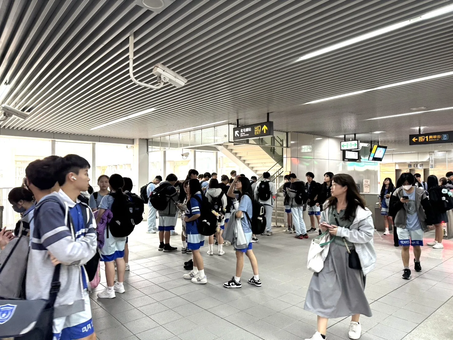 平日下午中捷綠線人潮聚集，學生通勤熱絡。中捷提供