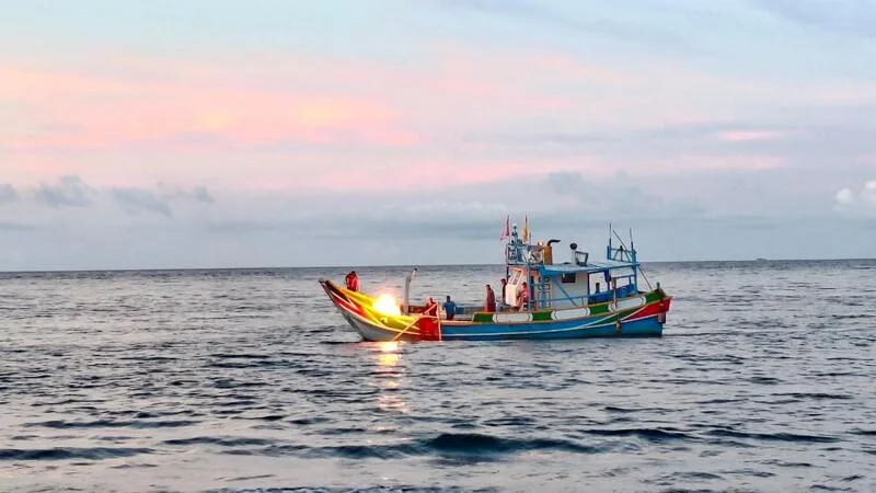 金山磺火捕魚「蹦火仔」為台灣北海岸僅存的百年傳統漁法，新北市文化局每年6至8月推出夜賞蹦火船。新北市文化局提供