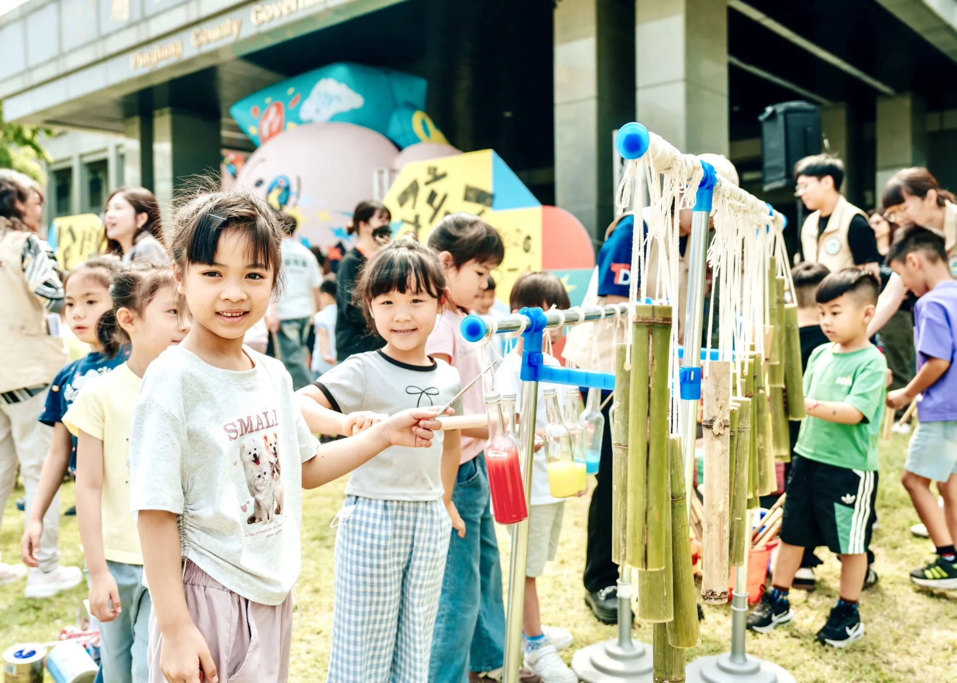 屏東兒童節「包圍縣府」　公車塗鴉、紙箱冒險島封街歡慶