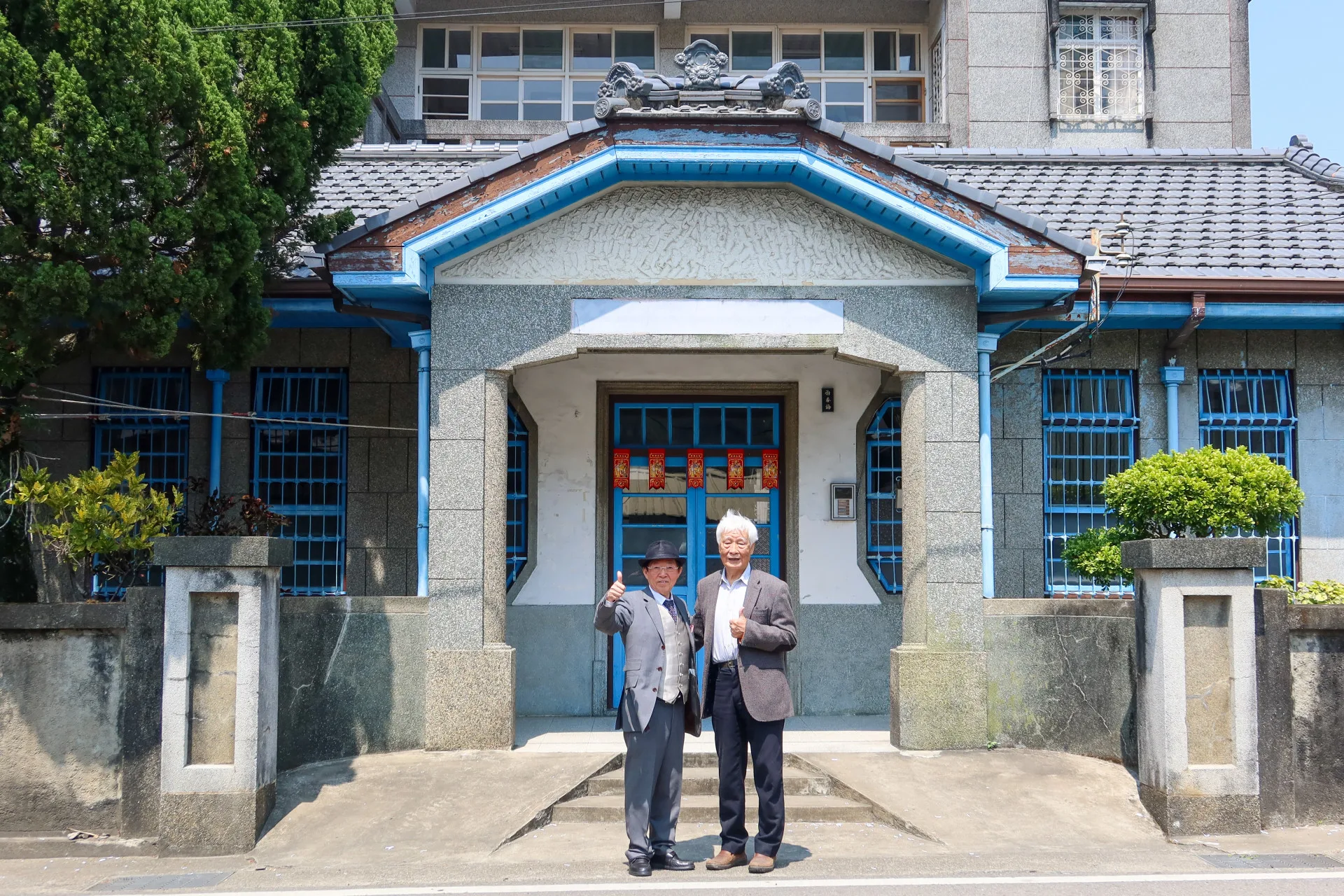 周東寬(左)在張秋臺陪同下,到已故公館鄉醫謝春梅的福基診所參觀留影。何來美攝