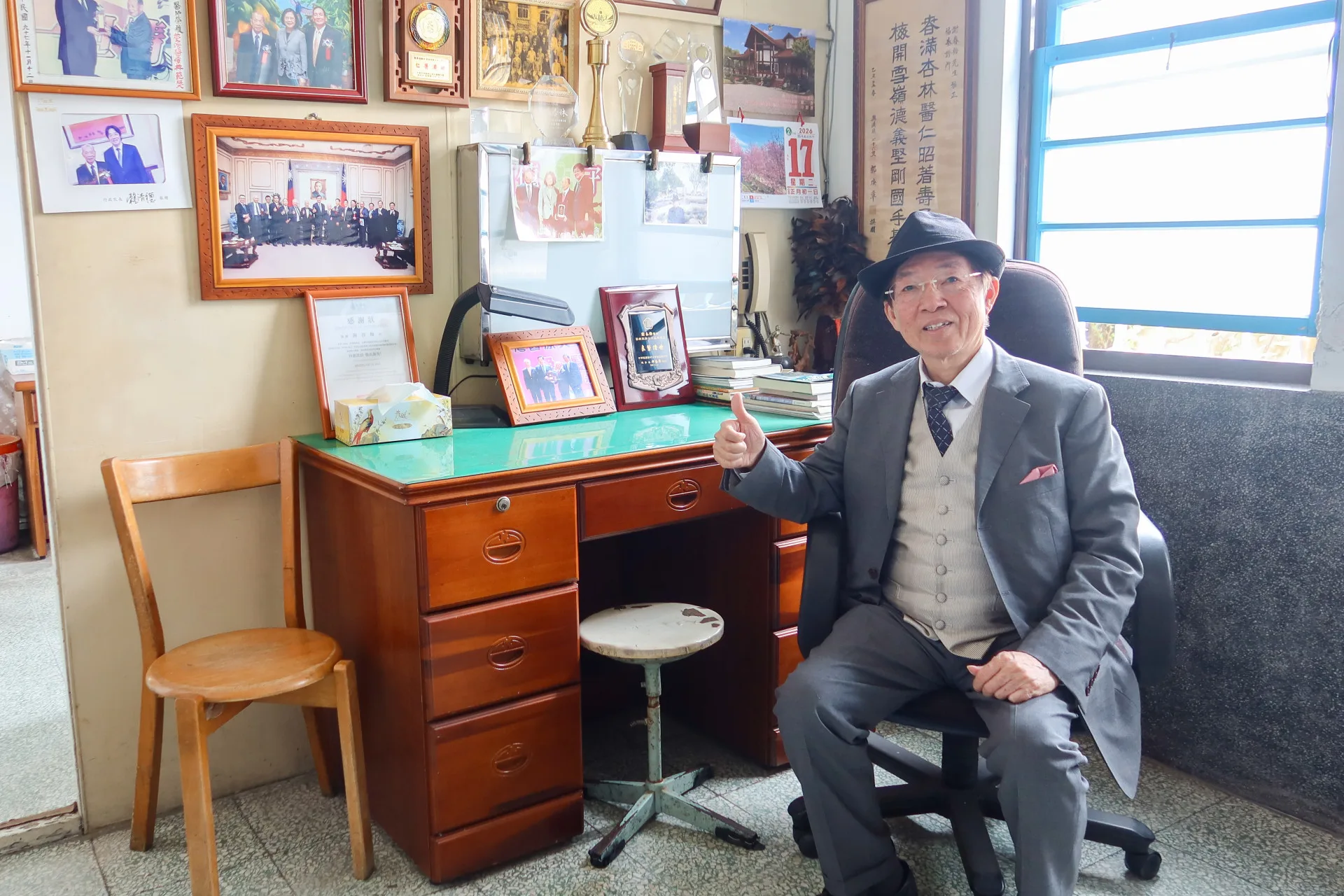 周東寬坐在已故鄉醫謝春梅的診察室,感覺好像以前祖父的診療室。何來美攝