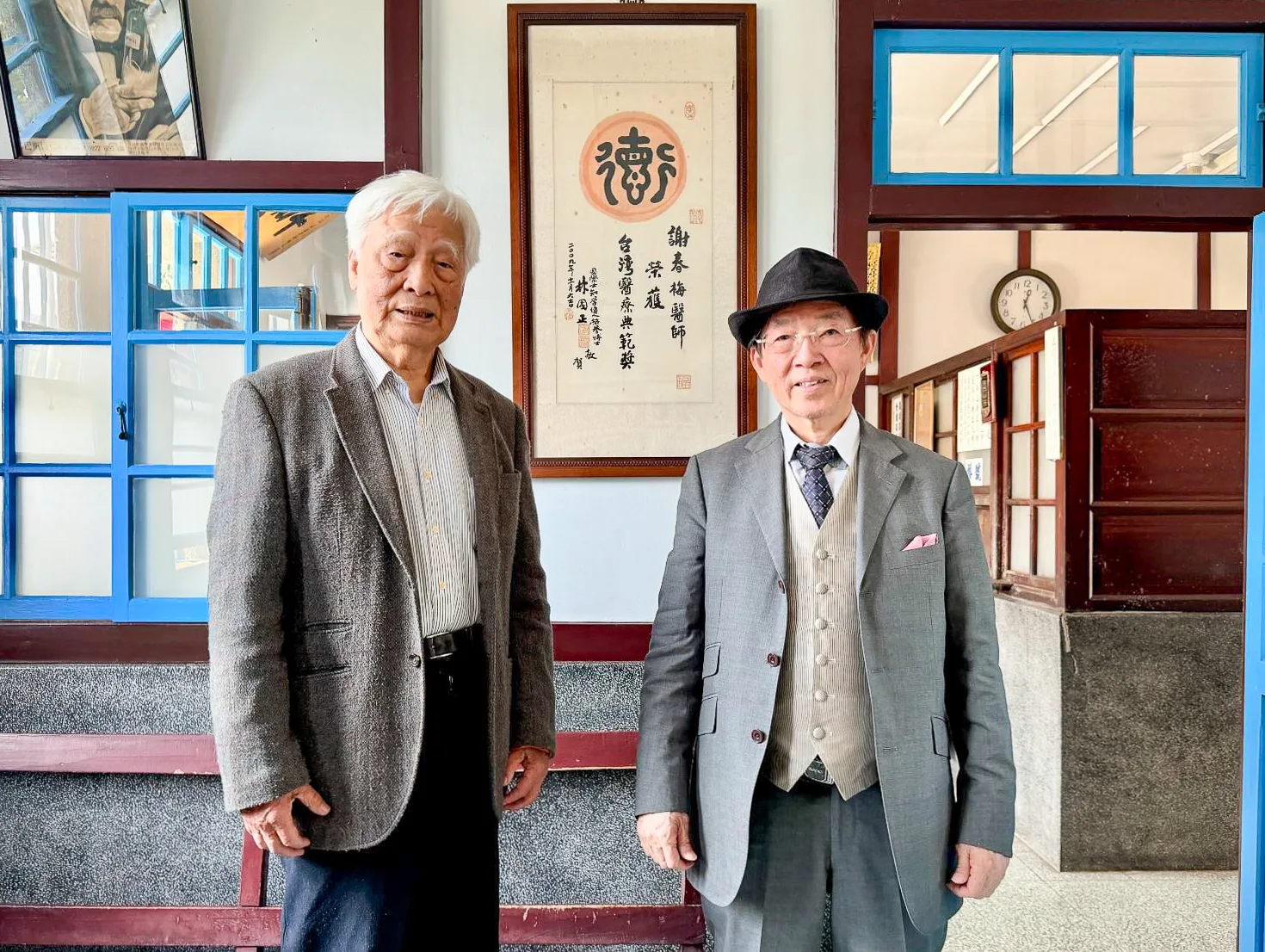 周東寬(右)與張秋臺在福基診所謝春梅獲「台灣醫療典範獎」的獎牌留影。何來美攝