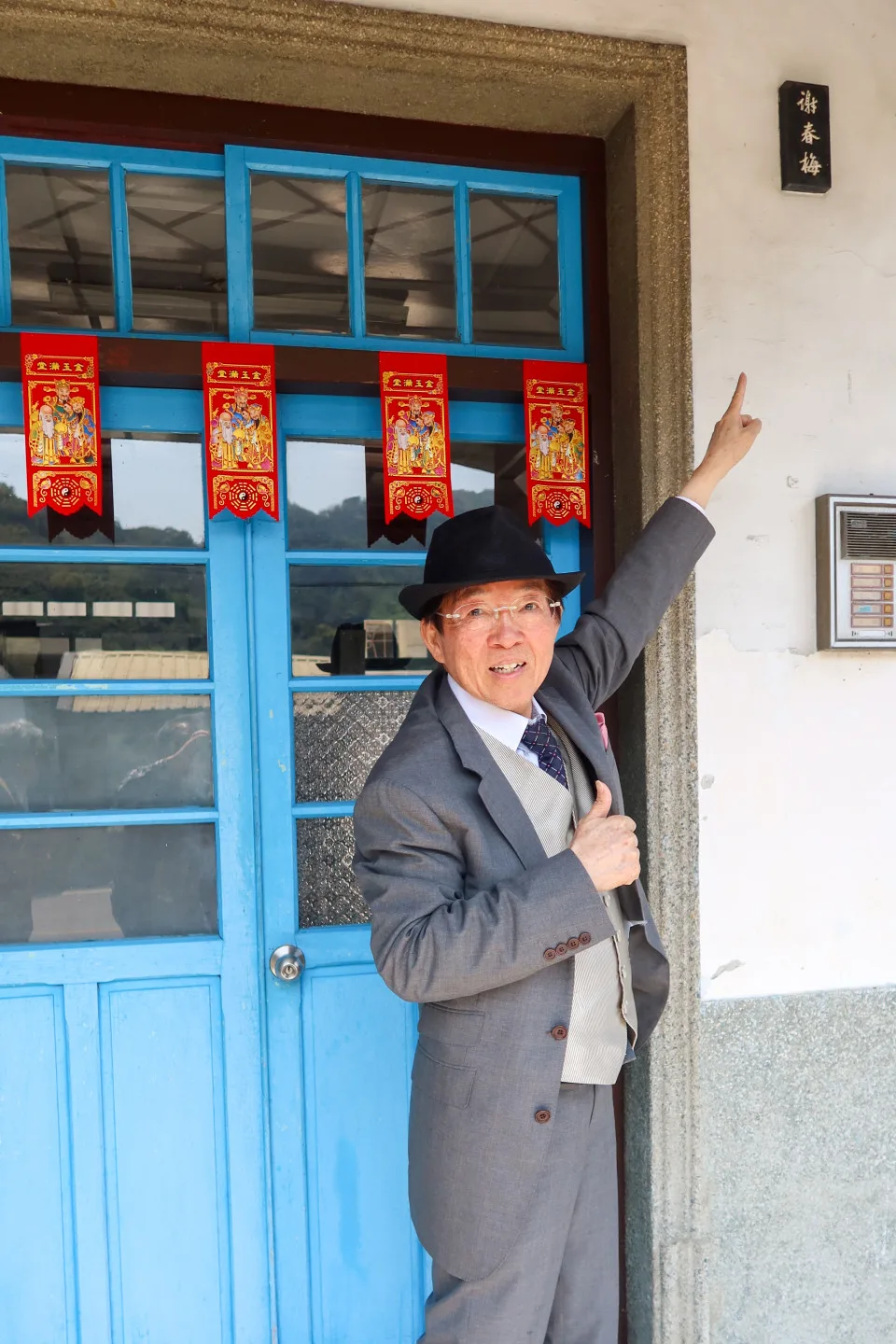 周東寬到福基診所看到祖父周朝棟高徒謝春梅的名牌,睹物思人,感動不已。何來美攝