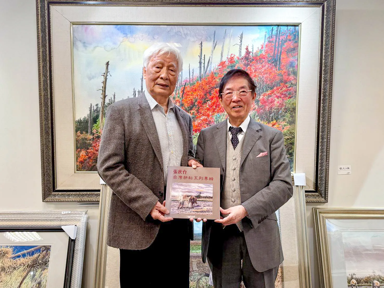 旅日醫師畫家周東寬(右)到公館拜會水彩畫家張秋臺,兩人相見歡,張秋臺贈他水彩畫冊。何來美攝