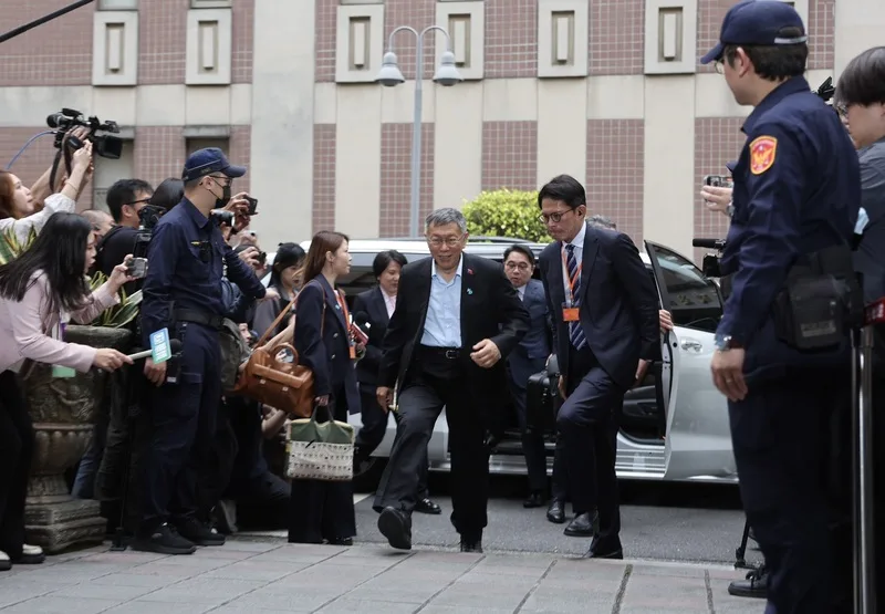 台北地方法院26日審結京華城容積獎勵等案,下午一審宣判,前台北市長柯文哲(中)、民眾黨主席黃國昌(中右)兩人一同到場,步入法院。中央社