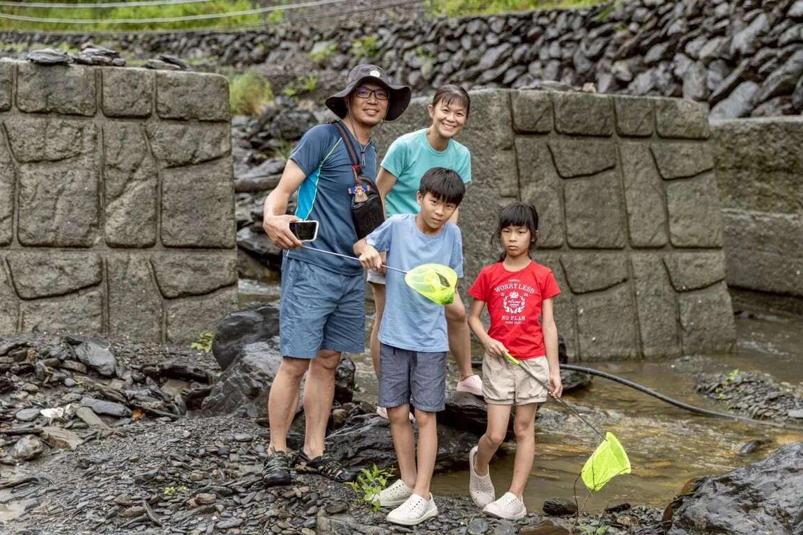 生態秘境導覽遊程主打日夜雙體驗，帶領遊客深度探訪六龜。高市府觀光局提供