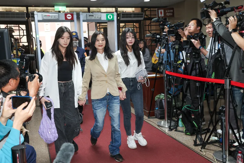 台北地院審理京華城容積獎勵案、民眾黨政治獻金等4大案,於26日下午2時30分宣判。圖為台北市議員應曉薇(前中)在女兒的陪同下到庭聽判。中央社