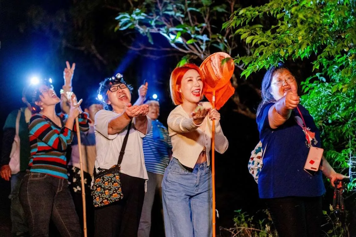 「寶來夜行秘境生態探索」帶領遊客走入歷史悠久的戰道遺址。高市府觀光局提供