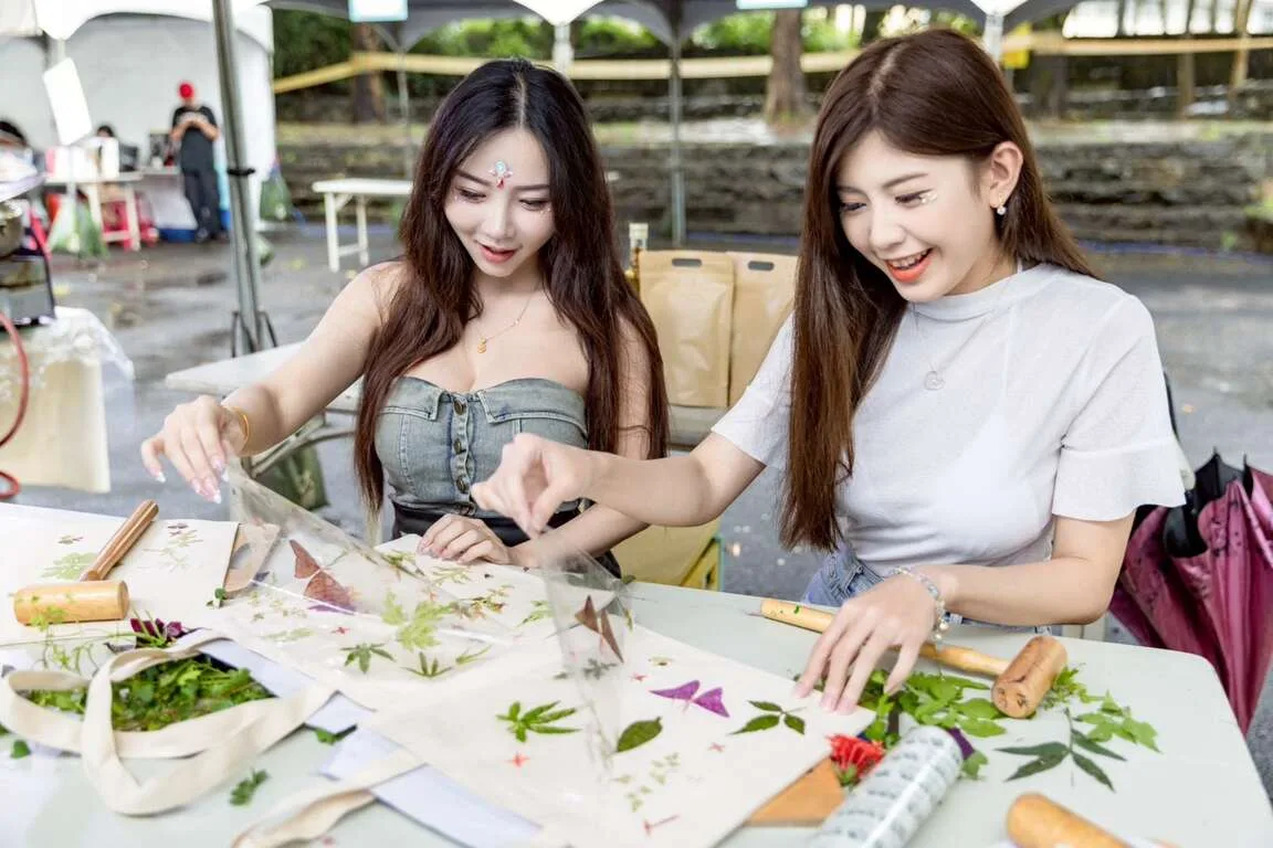 旅客預約泡湯可享植物槌染環抱袋、手繪山茶茶包等DIY體驗。高市府觀光局提供