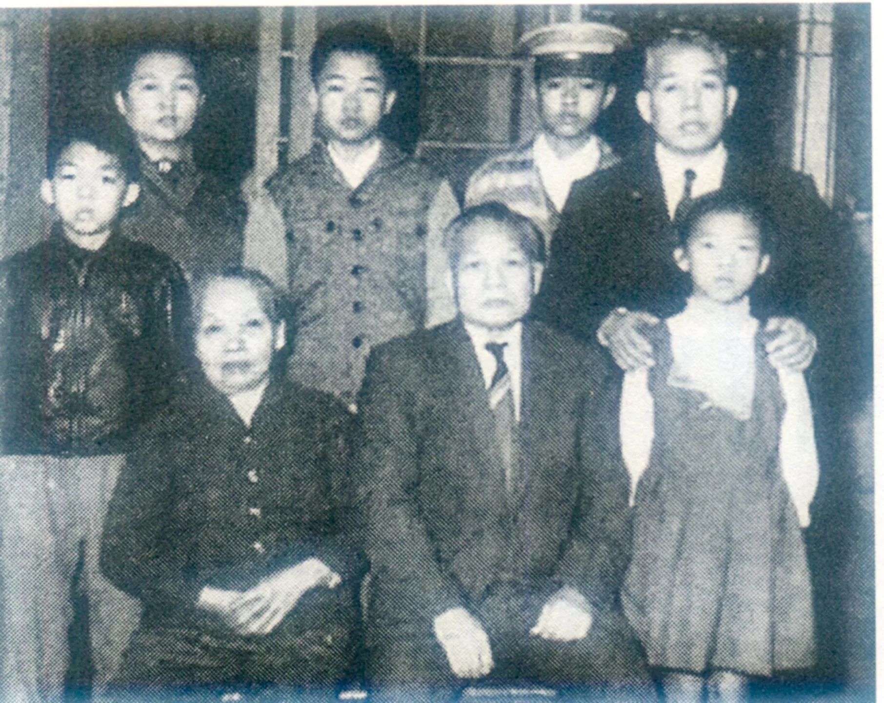 周朝棟、羅嬌妹夫婦(前排中、左)與兒子周東茂(後右一)、周東初枝(後左二)夫婦及長孫周東靖晃(後右二)、次孫周東德輝(後排中)、三孫周東寬(後排左)及孫女周東令子(前排右一)合影。周東寬提供