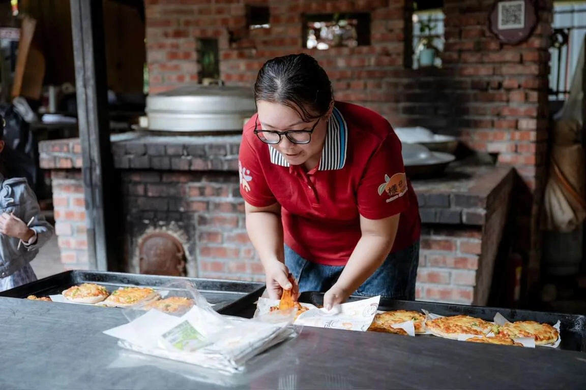 旅客預約泡湯可享手洗野生愛玉、窯烤披薩等DIY體驗。高市府觀光局提供