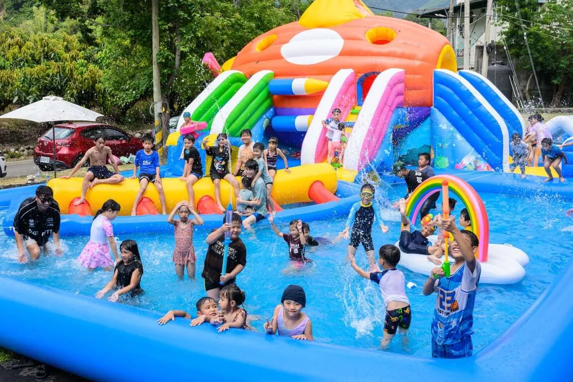 小朋友最愛的「山城水樂園」5月2日至5月24日假日登場，凡至六龜合作店家消費滿500元即可免費入場。高市府觀光局提供