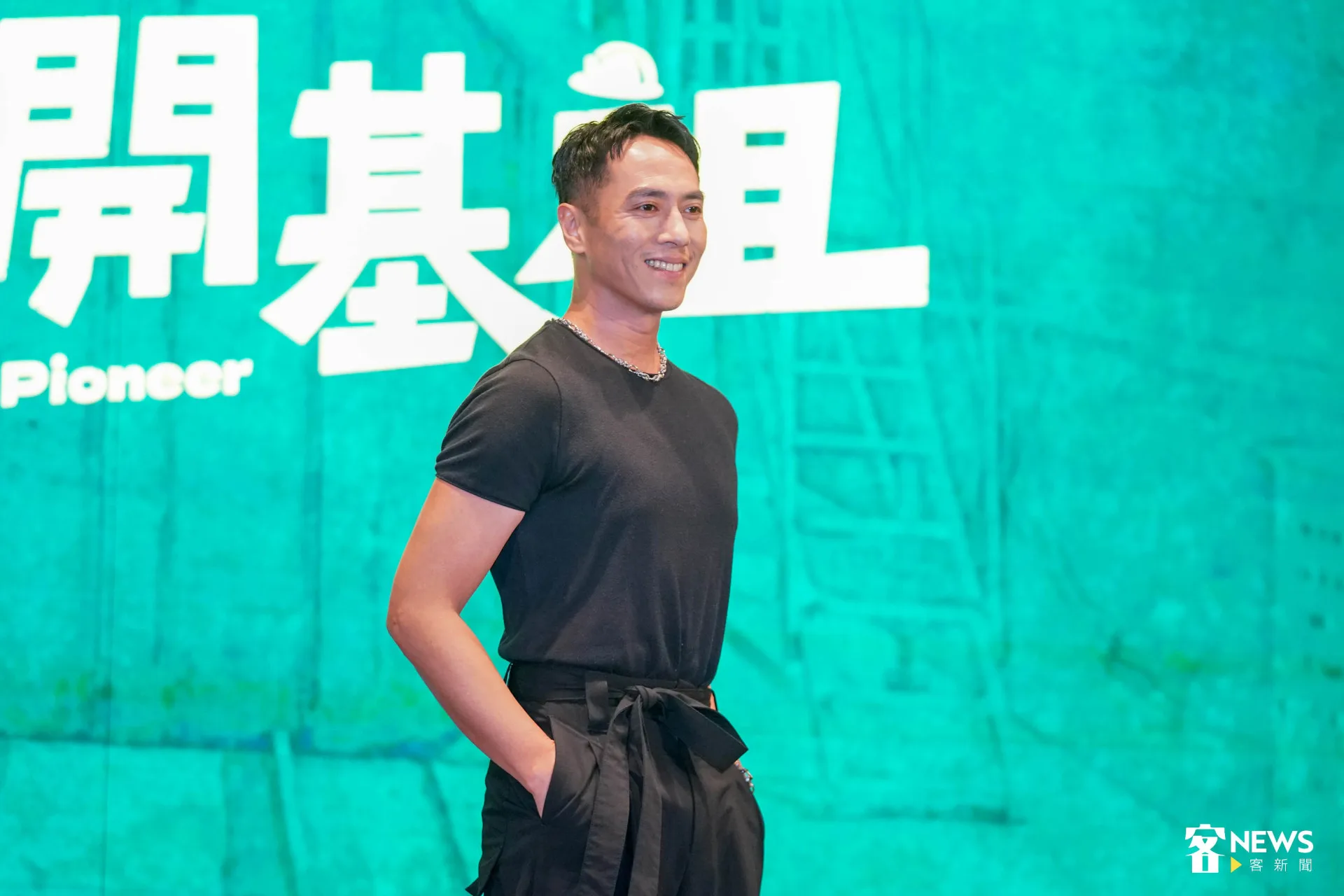 莊凱勛飾演鍾成財阿財，工地領班，挖隧道二十年，帶著一票兄弟征戰各地。范修語攝