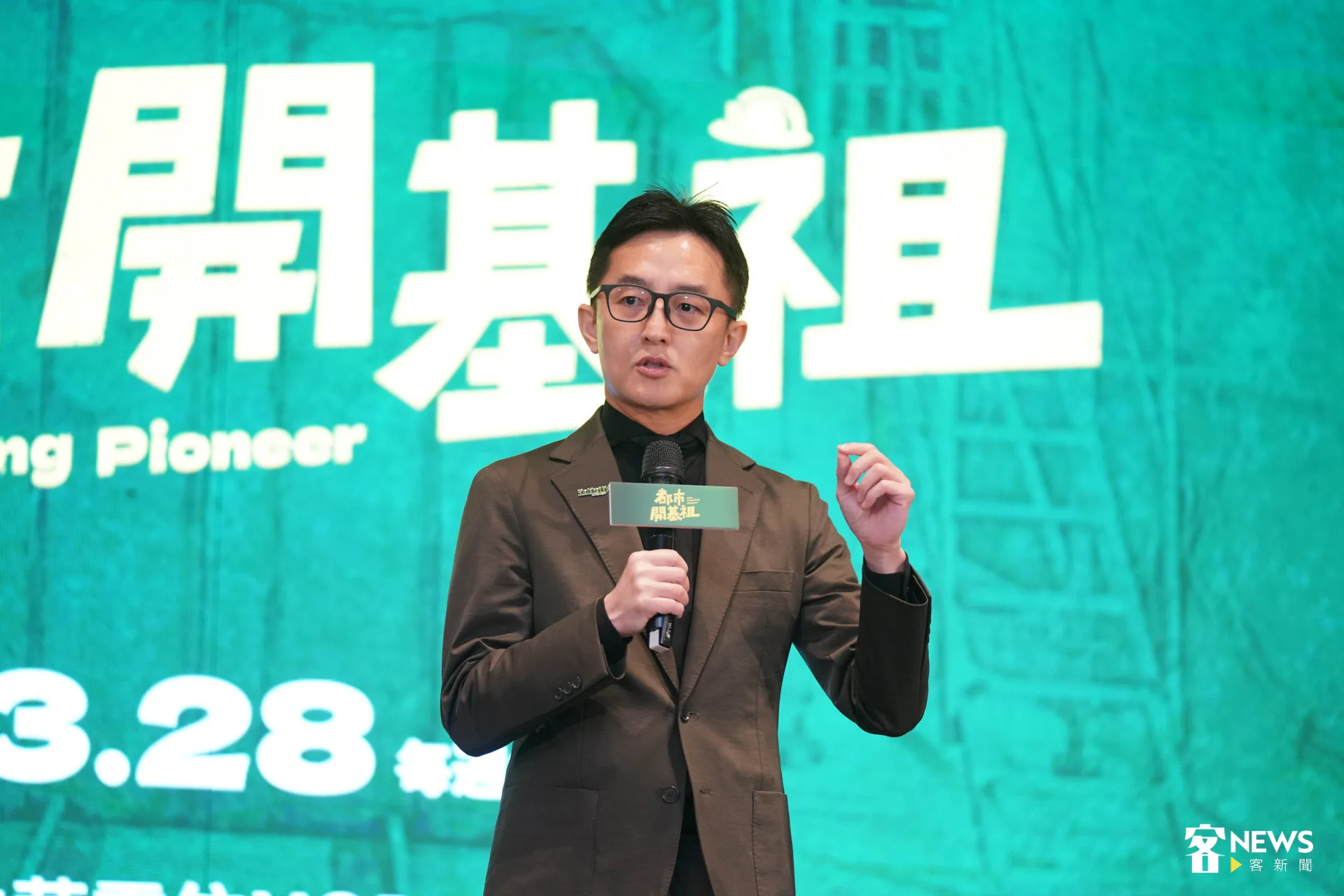 客家電視台台長向盛言說，主題曲〈鹹酸甜〉講述工人心情，鹹是汗水的鹹、酸是心中有點酸、甜是薪水很甜。范修語攝