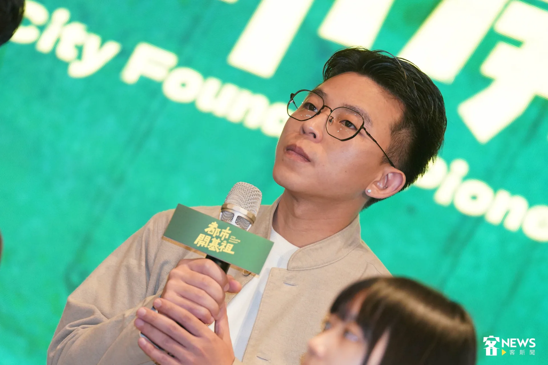 《都市開基祖》導演朱平，原本只是想拍個寫實的工地故事，結果越拍越奇幻，還不小心愛上客語的魅力。范修語攝