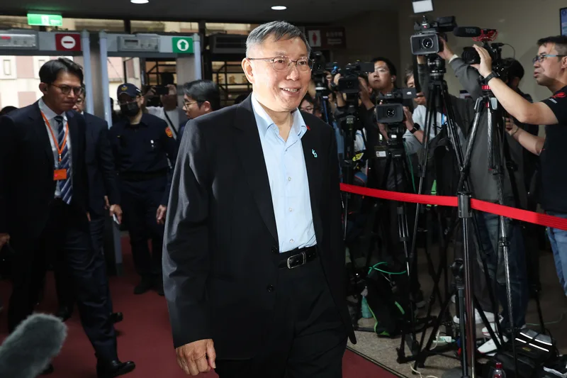 前台北市長柯文哲涉及京華城、政治獻金等4大案，台北地檢署求刑28年6月，台北地院26日下午進行一審宣判，柯文哲（中）在民眾黨主席黃國昌（左）陪同下到庭聽判。中央社