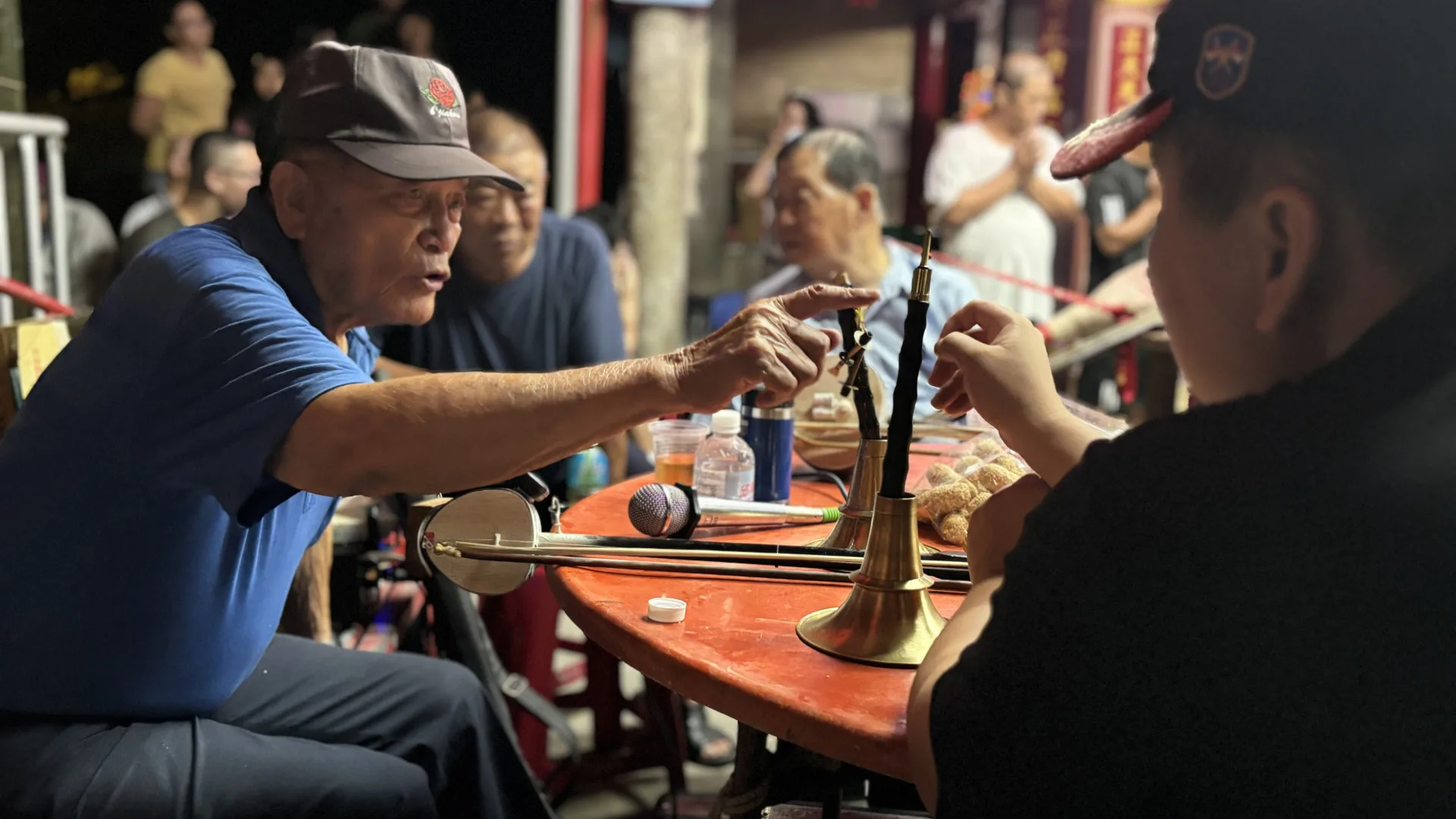 美濃龍肚開基伯公聖誕慶中秋,温福仁帶著徒弟潘俊名一起作場。李慧宜攝