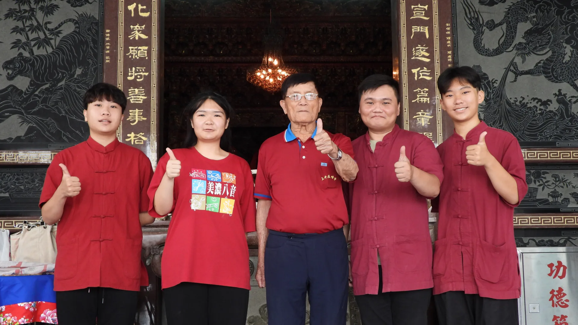 温福仁傳承八音不遺餘力,帶領美濃國中客家八音社畢業生在旗山雞油樹下宣化堂共同演出。李慧宜攝