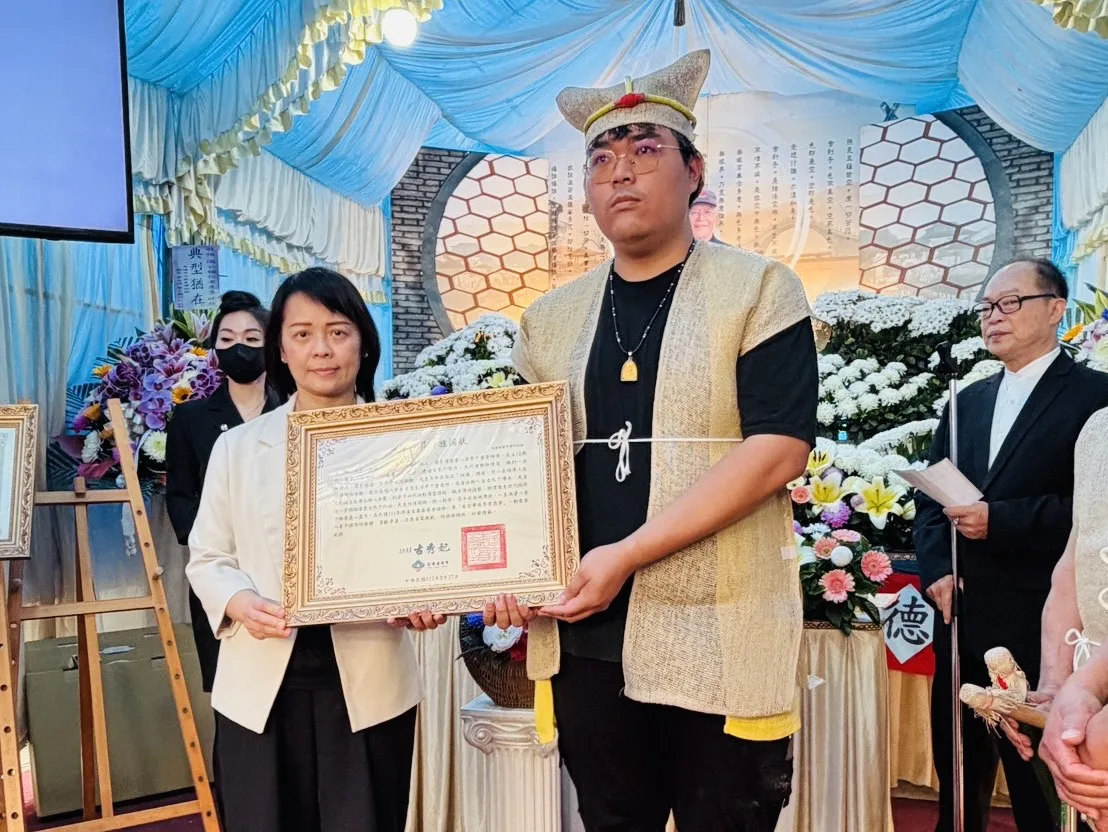 客委會副主委廖育珮代表頒贈溫福仁先生旌揚狀,並由其家屬溫水祥先生代為受贈。客家委員會提供