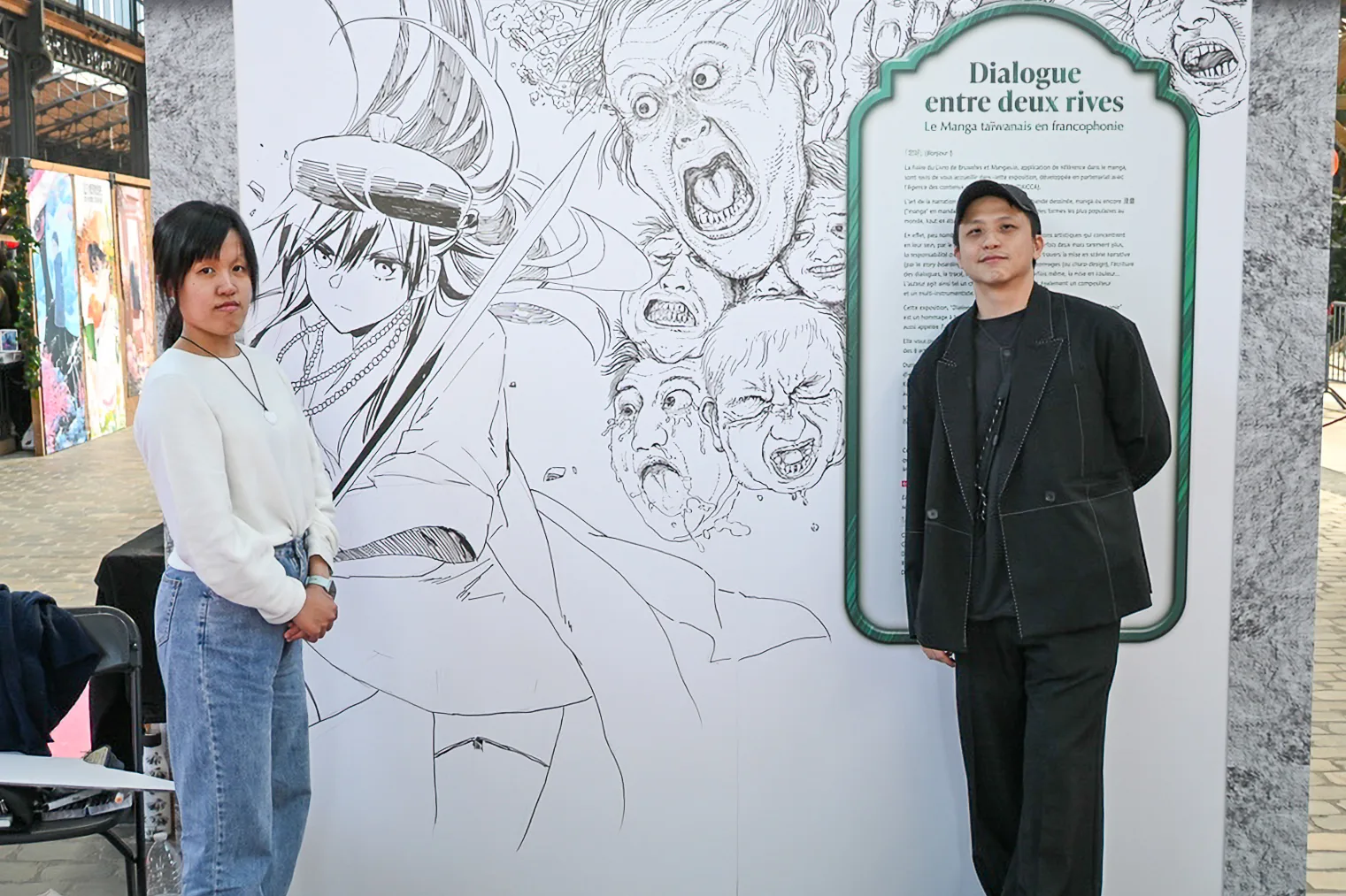 台灣漫畫家艾莉柚(左)與藥島(右)帶著漫畫作品前進布魯塞爾書展舉行簽售會、講座,與歐洲讀者面對面。中央社