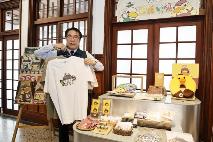 台南市長黃偉哲化身推銷員，逐一介紹「菜奇鴨」、「夜奇鴨」周邊文創商品。台南市政府提供