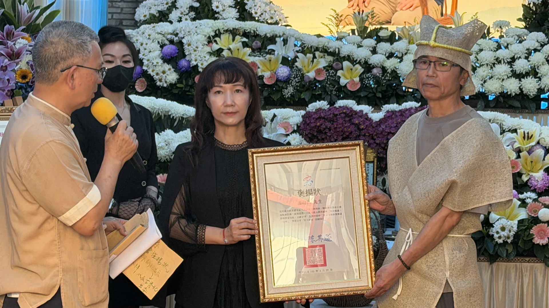 高雄市客家事務委員會主委楊瑞霞頒發褒揚狀。李慧宜攝