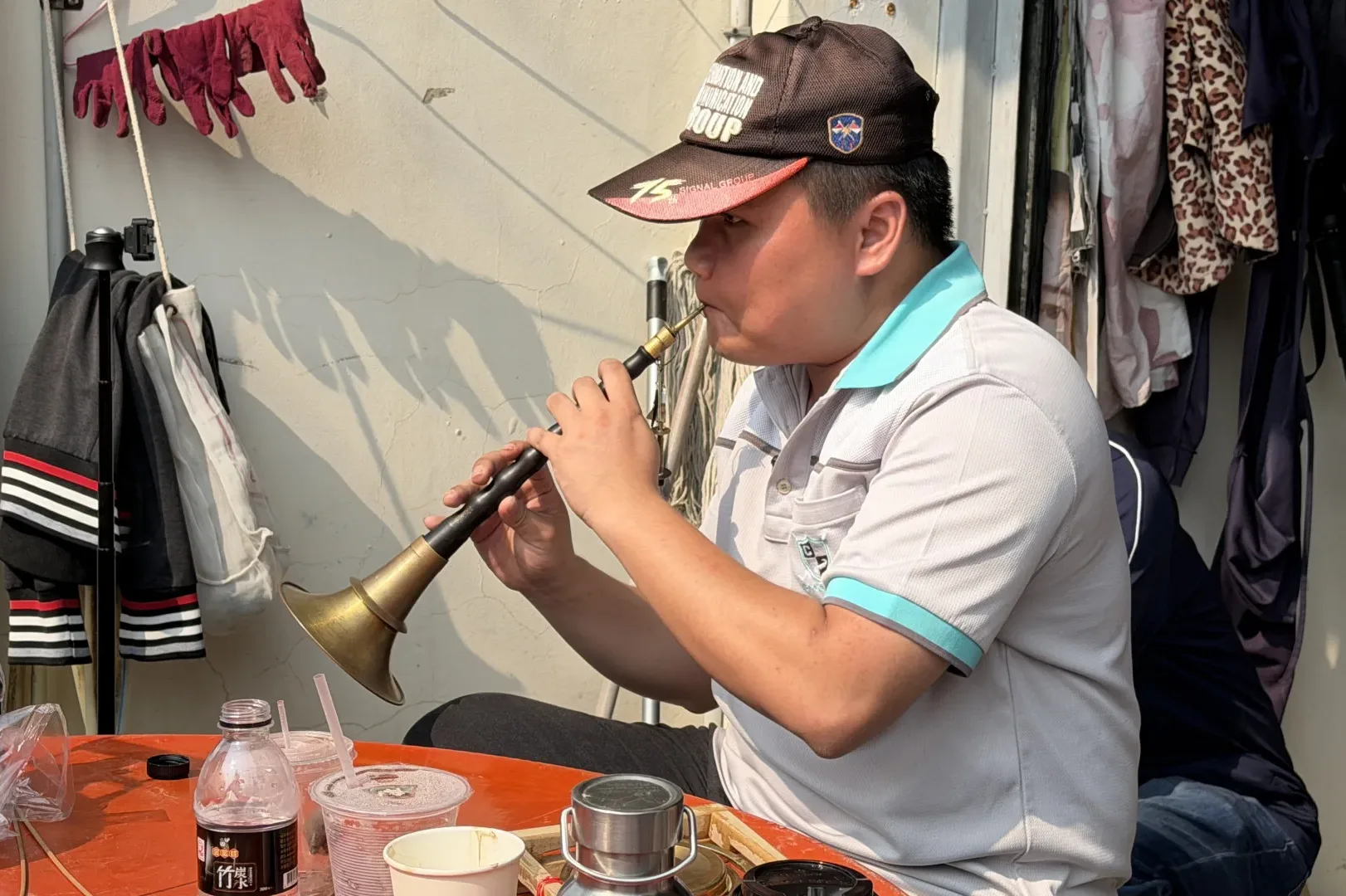 潘俊名在温福仁告別式上以客家八音作場為老師送行。李慧宜攝