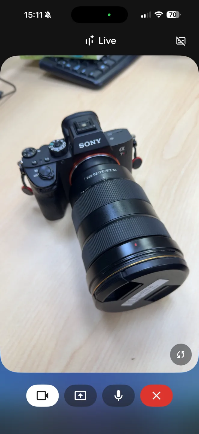 實測Gemini Live鏡頭辨識對話功能，它能精準說出相機的品牌型號以及搭載的鏡頭。客新聞攝