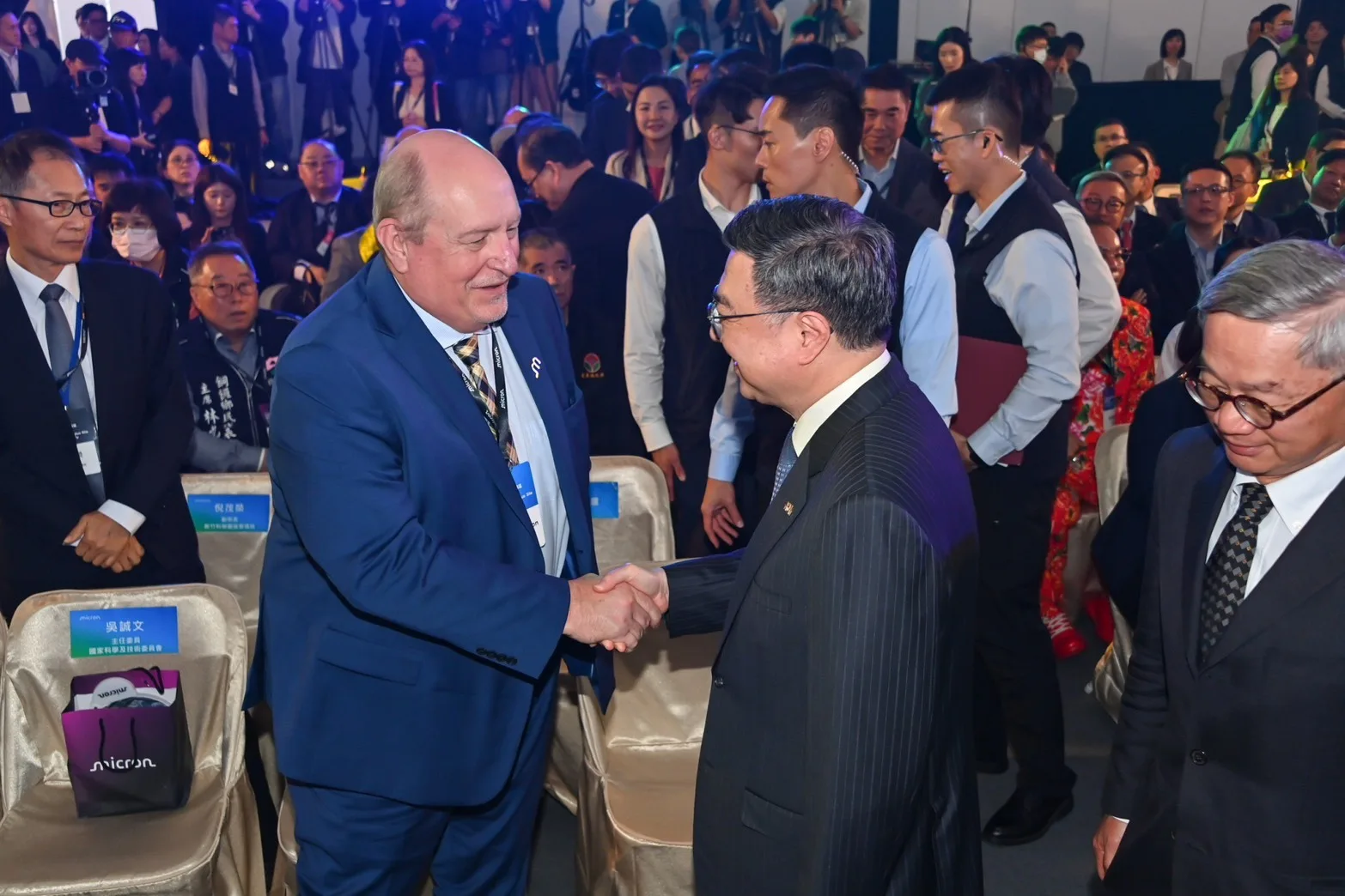 卓榮泰與美光全球營運前段製造資深副總裁Buddy Nicoson握手致意。行政院提供