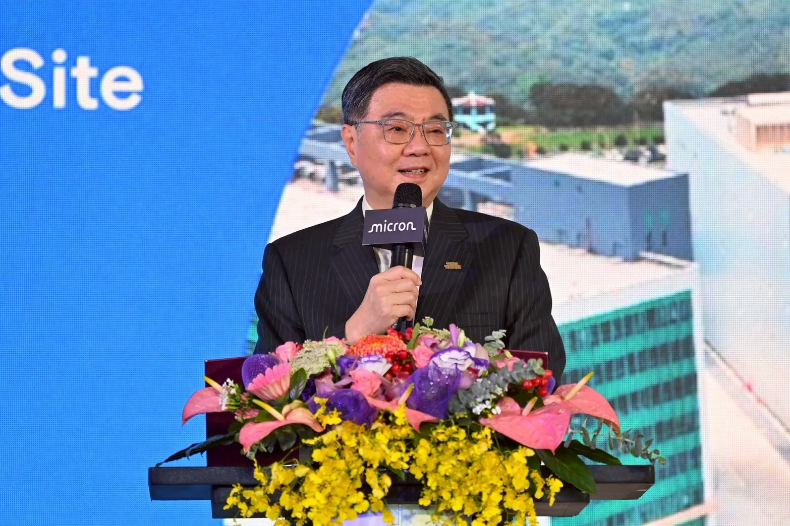 卓榮泰在台灣美光苗栗銅鑼晶圓一廠揭牌典禮致詞。行政院提供