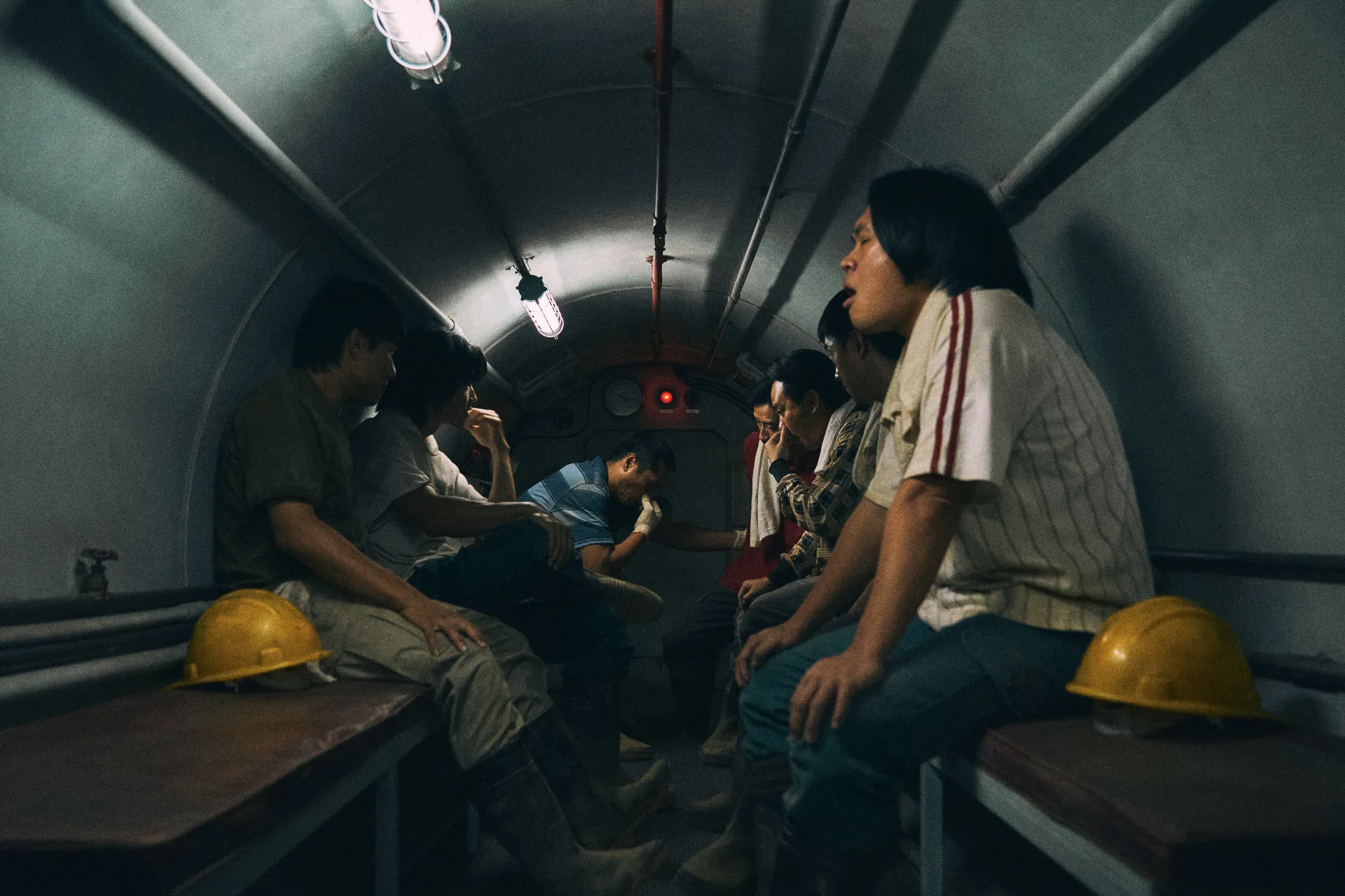 為還原捷運工地艱辛，劇組打造1:1壓力艙場景。客家電視台提供