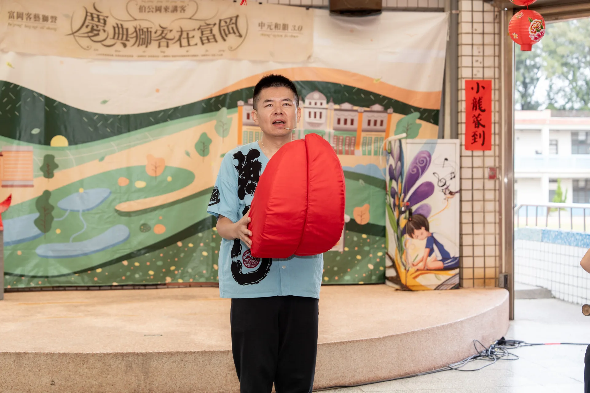 阿興牯擲聖筊請示伯公。戴豪攝