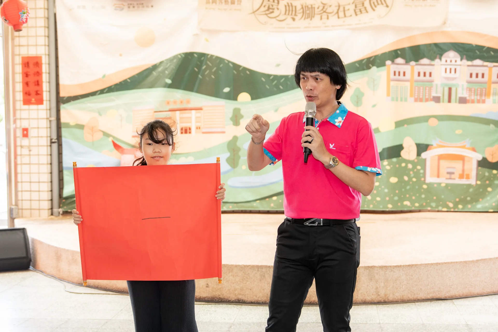 戲劇主持後生人阿霖牯結合細孲仔荳荳。戴豪攝