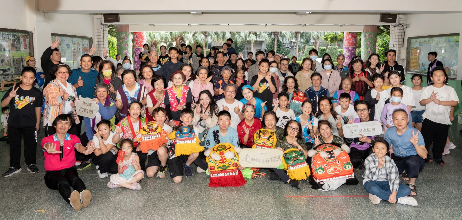 2025客語戲劇伯公岡過年時富岡國小演出成果發表大合影花絮。戴豪攝