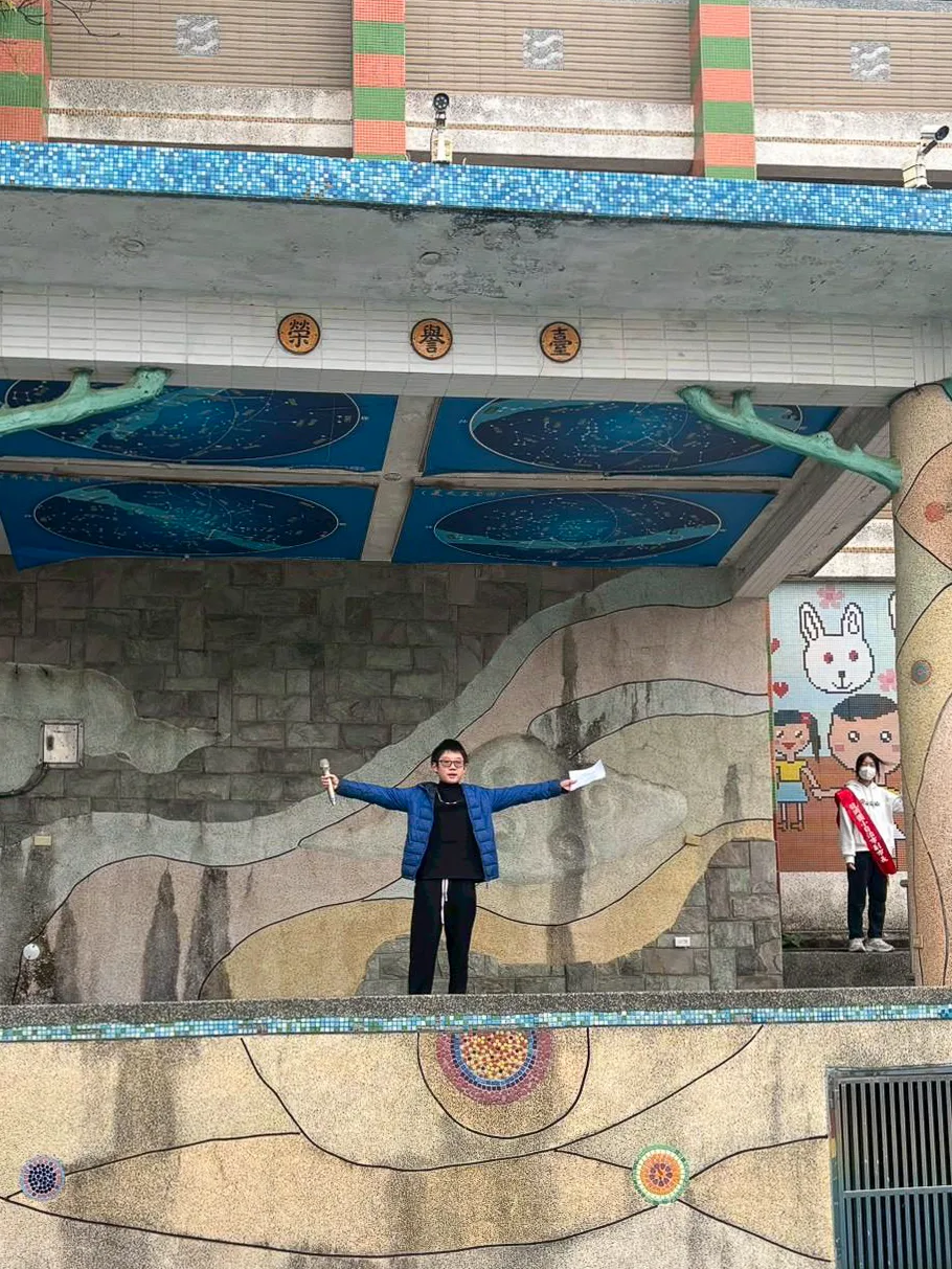 學生朝會用「逐禮拜一句」母語日,教全校師生客家諺語「食人一口,還人一斗」。陳良安提供