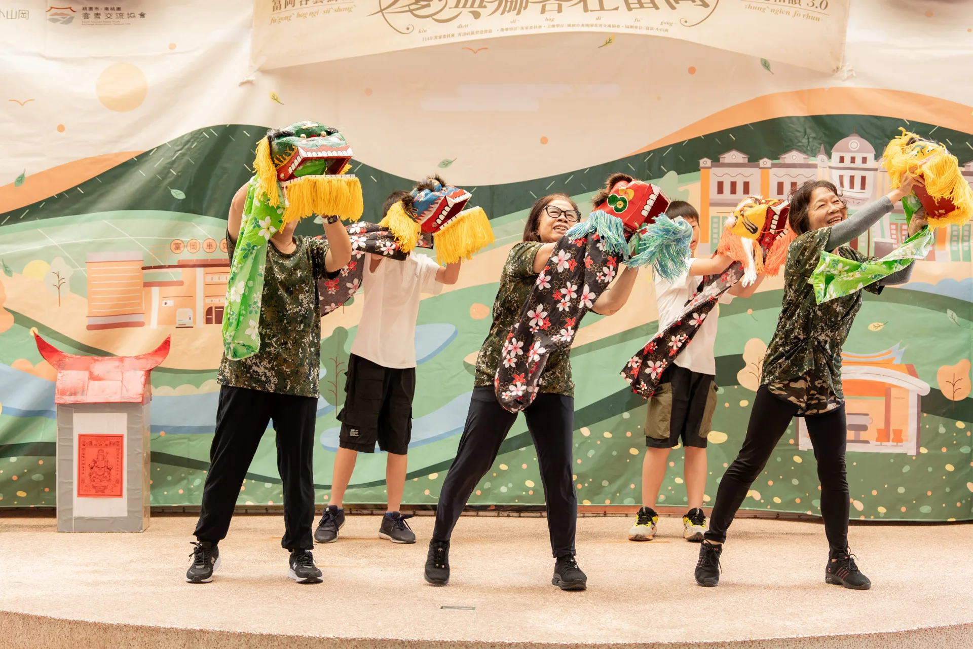 戲劇中客家打獅之場景。戴豪攝