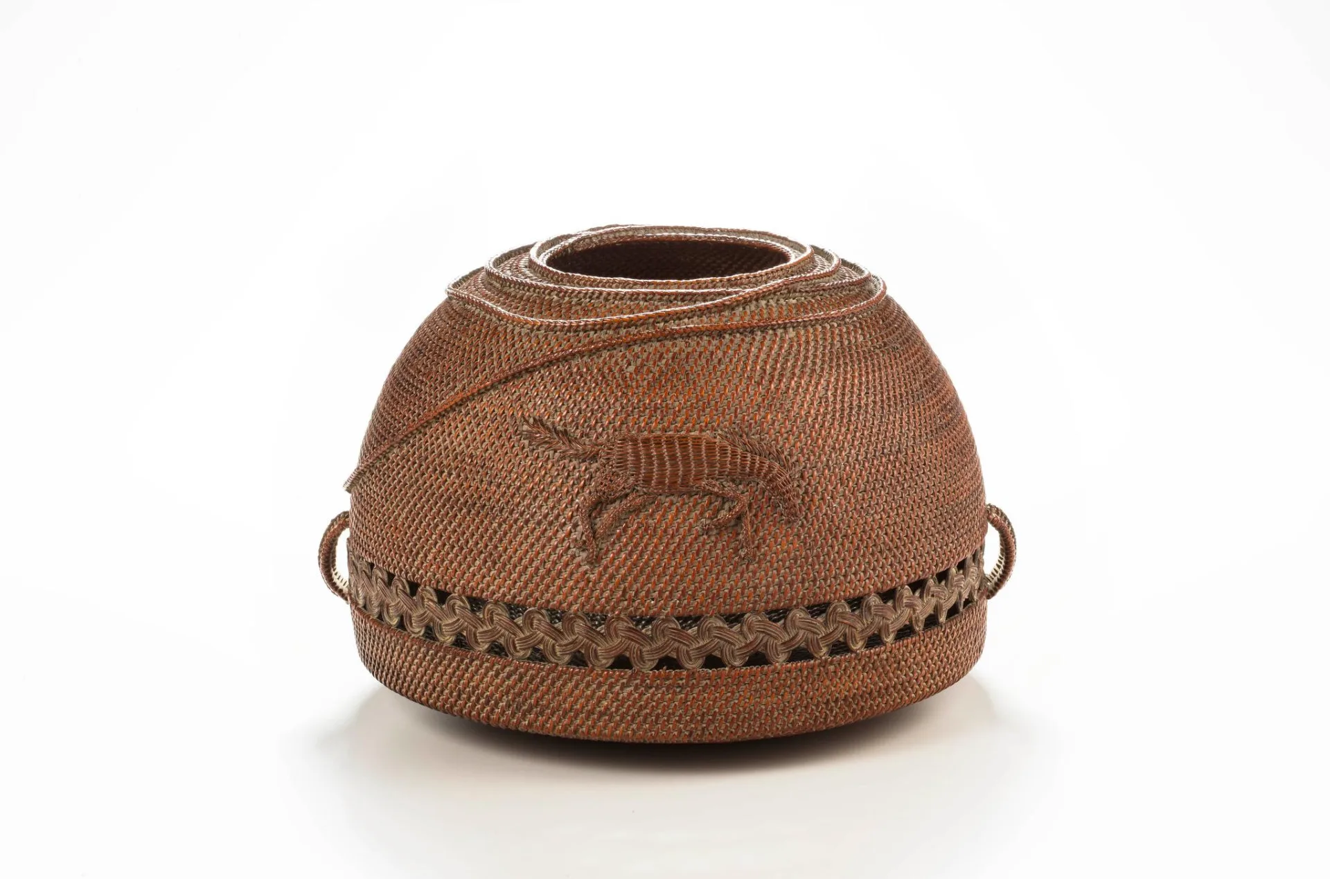 〈馴〉是竹籐編大師張憲平馬年名作之一。竹縣府提供