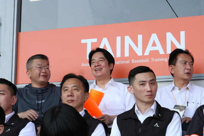 台南亞太球場迎首場職棒賽　賴總統觀眾席當球迷