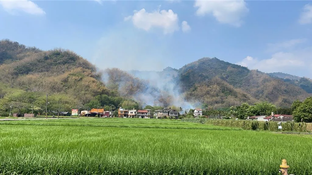高雄市美濃區美興街第四公墓周邊，今日上午11點46分，疑似因掃墓引燃雜草釀火警，共造成2公頃範圍燃燒，消防局、空勤直升機出勤搶救。高雄市消防局提供