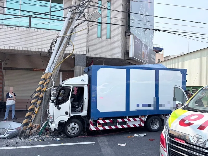 高雄大寮自撞電桿車禍　停電搶修影響800戶