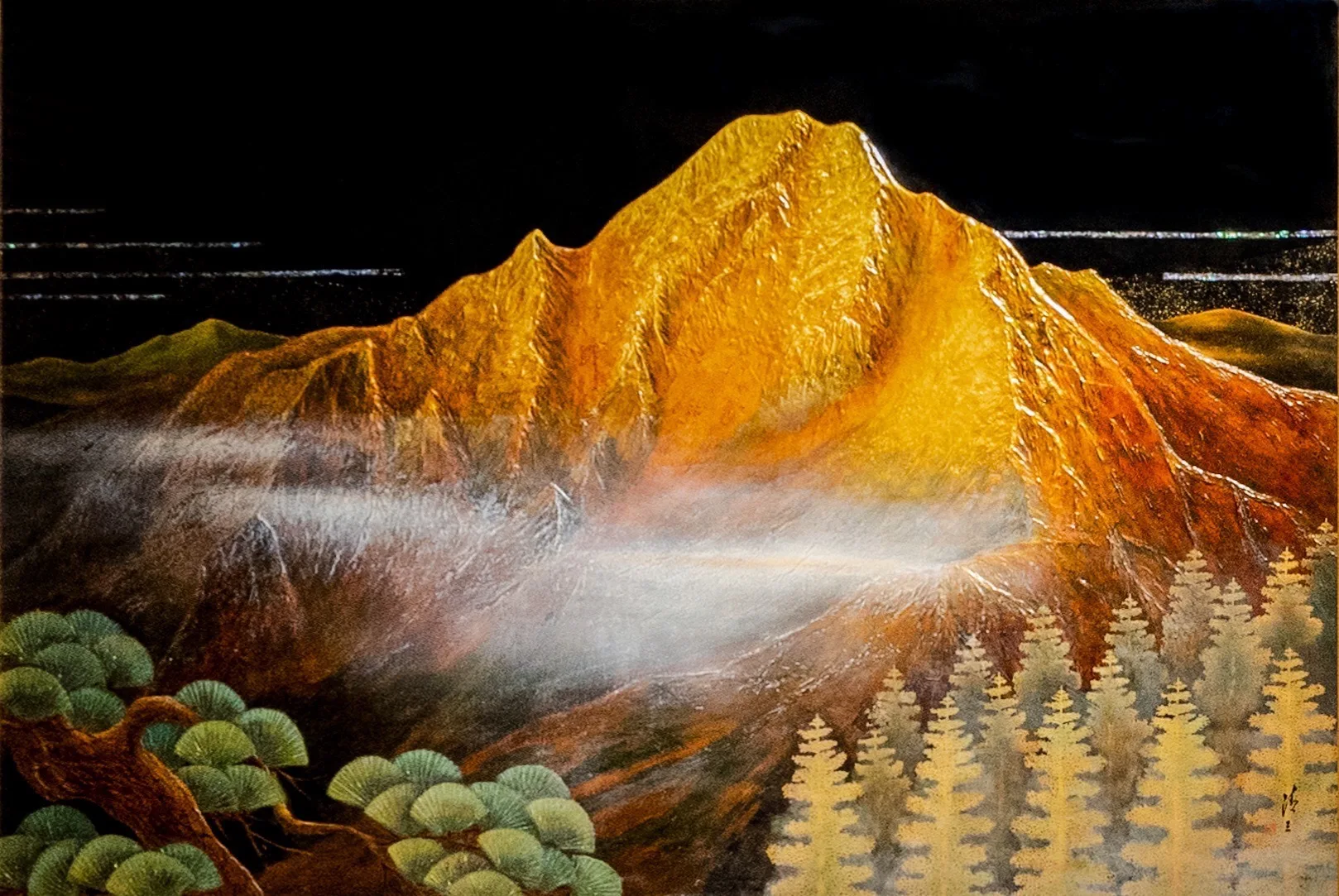 〈玉山〉氣勢磅礡，以最高難度的高蒔繪技法創作。竹縣府提供