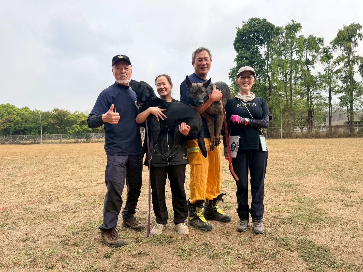 本次成立的義消搜救犬隊採「任務編組」運作，目前共有13名成員，包含專業領犬員及通過評量的搜救犬。高雄市消防局提供