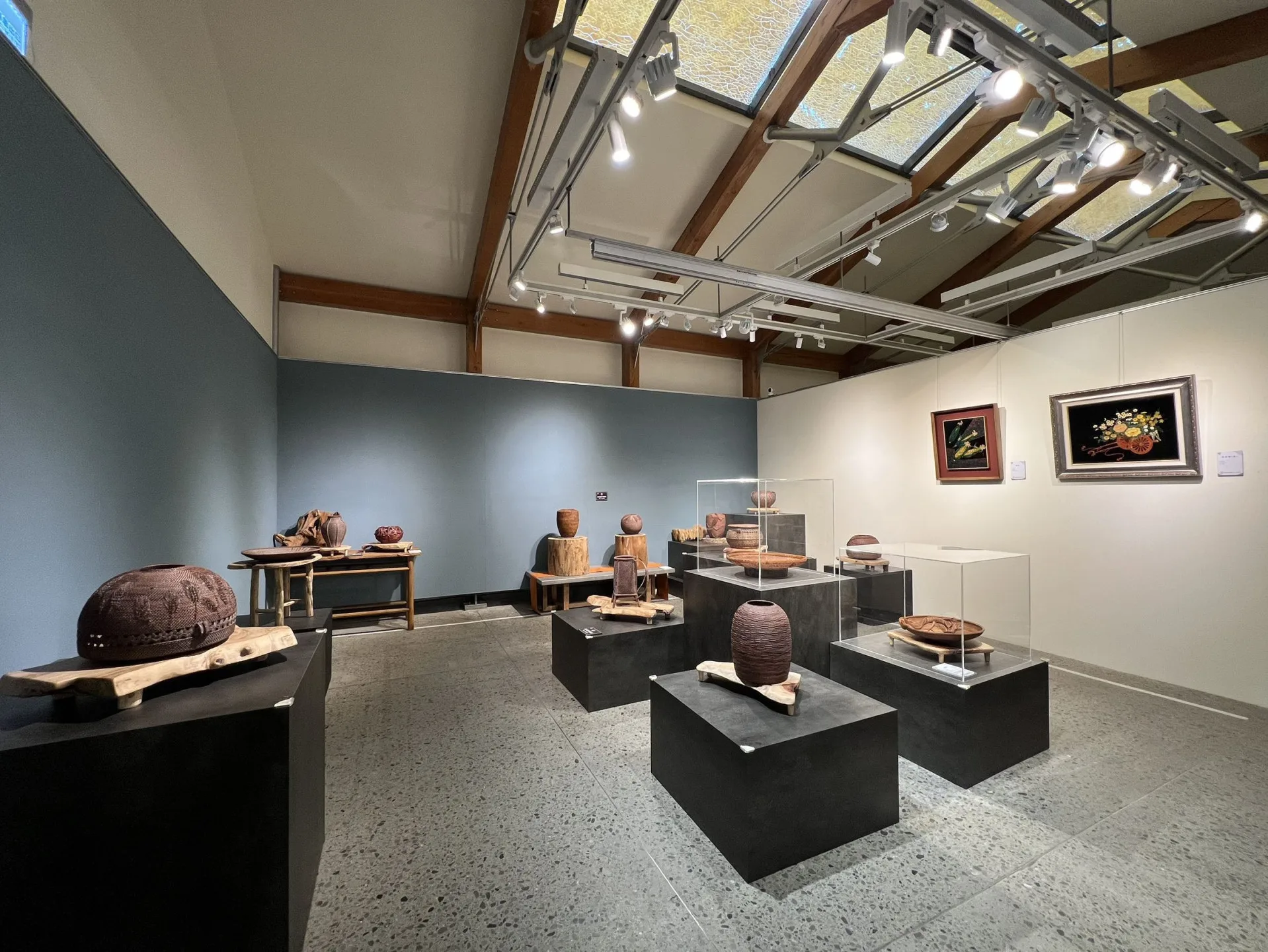 《人間國寶特展~漆藝王清霜家族x竹籐編張憲平》即日起至5月3日在新瓦屋客家文化保存區展覽館展出。竹縣府提供