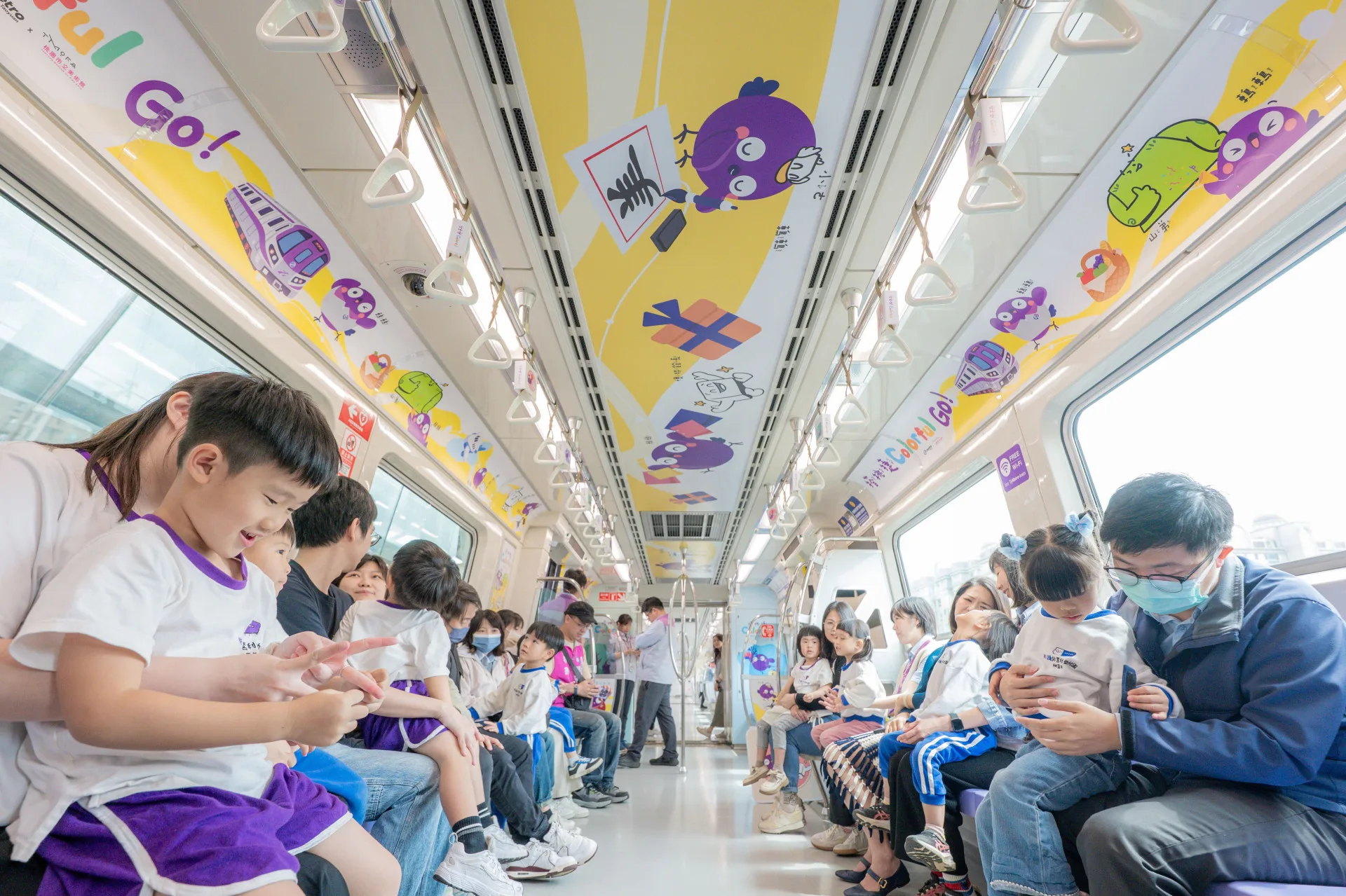 開箱桃捷「Colorful」親子車廂　童趣裝潢打造兒童節驚喜