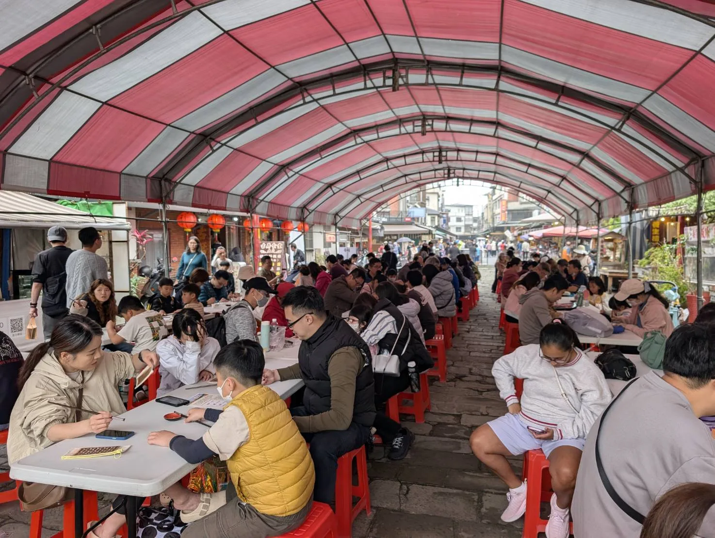 民眾體驗柿染。新竹縣政府提供