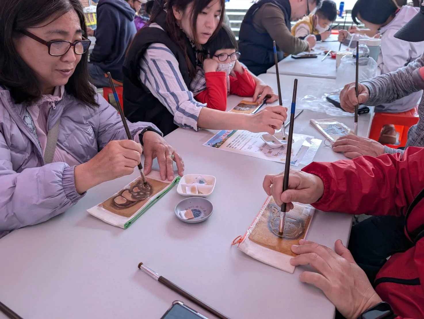 民眾體驗柿染（刷染）。新竹縣政府提供