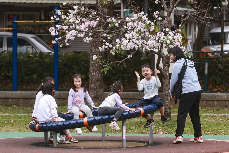 中央氣象署24日表示，各地白天大多為多雲到晴、溫暖微熱的天氣型態，午後有民眾帶著孩童到公園遊玩，享受春日時光。中央社